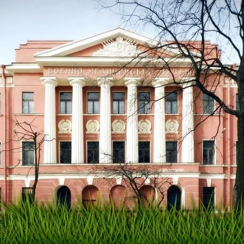 В рамках курса Школы интенсива «ПитерМедПрофи» студенты и участники программы посетили Музей-аптеку «Доктора Пеля» и Военно медицинский музей на Введенском 